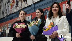 Челябинские хоккеистки презентовали главный трофей ЖХЛ