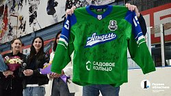 Челябинские хоккеистки презентовали главный трофей ЖХЛ