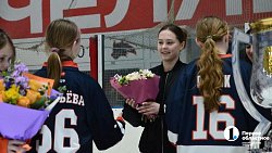 Челябинские хоккеистки презентовали главный трофей ЖХЛ