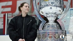 Челябинские хоккеистки презентовали главный трофей ЖХЛ