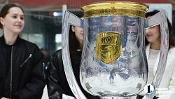 Челябинские хоккеистки презентовали главный трофей ЖХЛ