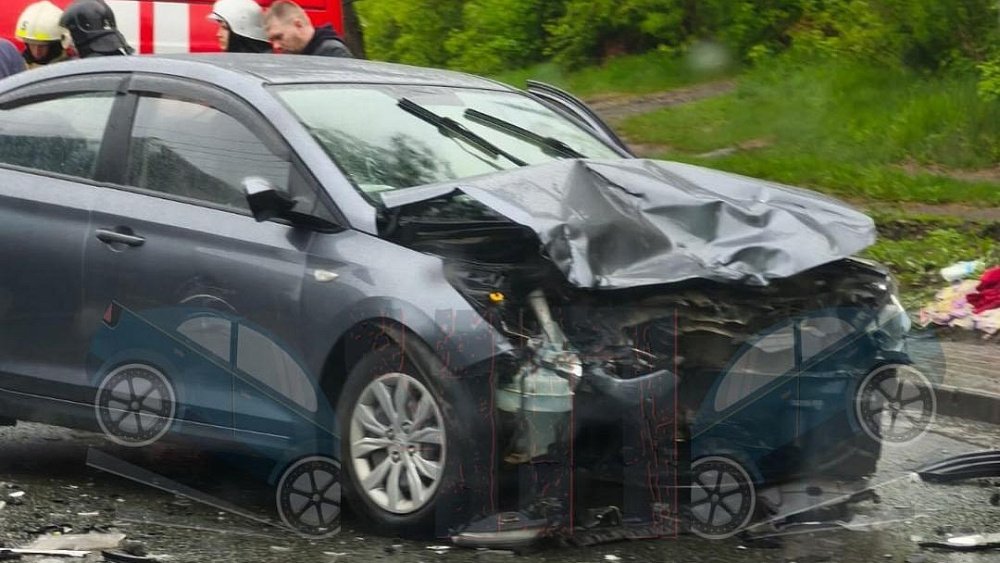 Водитель и пассажиры Hyundai Solaris пострадали в ДТП в Челябинске