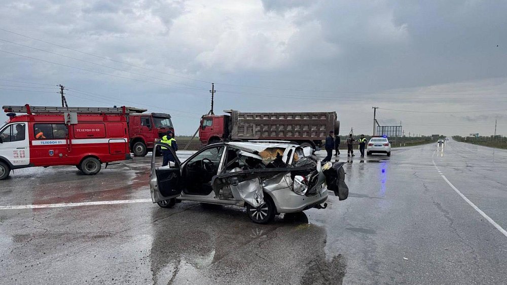 Трое детей пострадали при столкновении «Лады» с грузовиком в Челябинской области