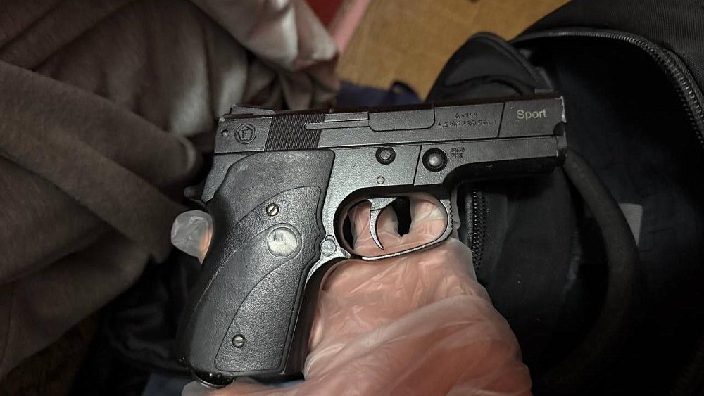 В Челябинске задержали мужчину, ворвавшегося в павильон с пистолетом