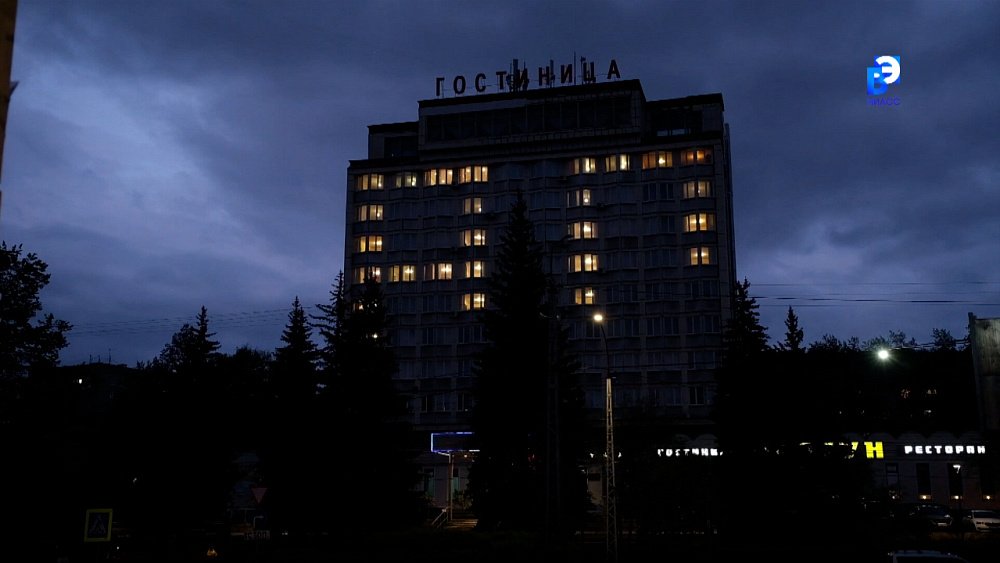 Окна миасской гостиницы зажглись в виде числа 80