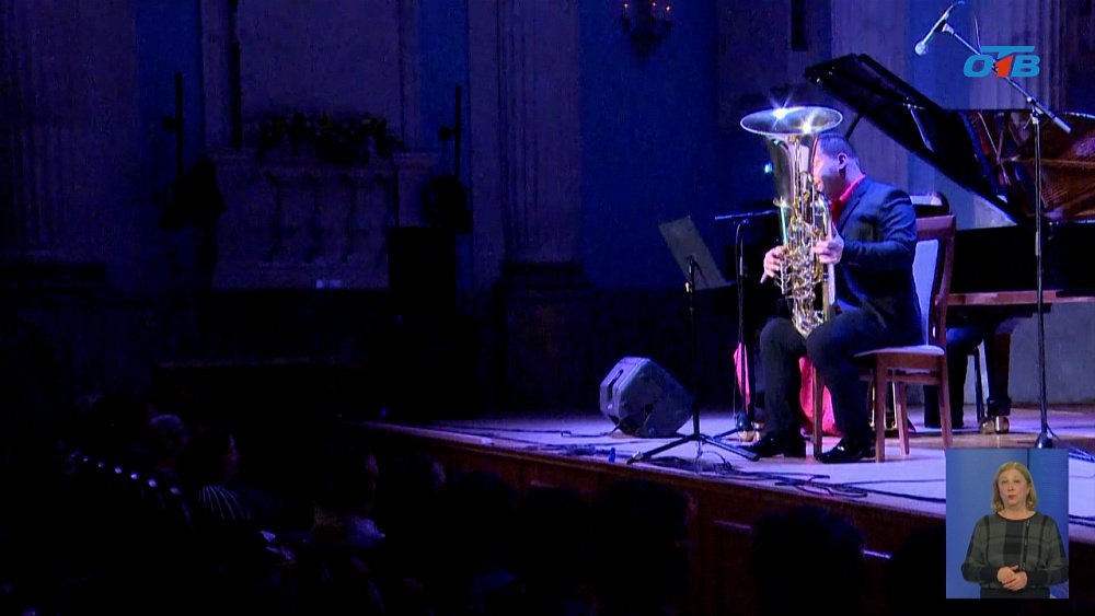 В Челябинске выступает тубист из Венгрии