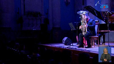 В Челябинске выступает тубист из Венгрии