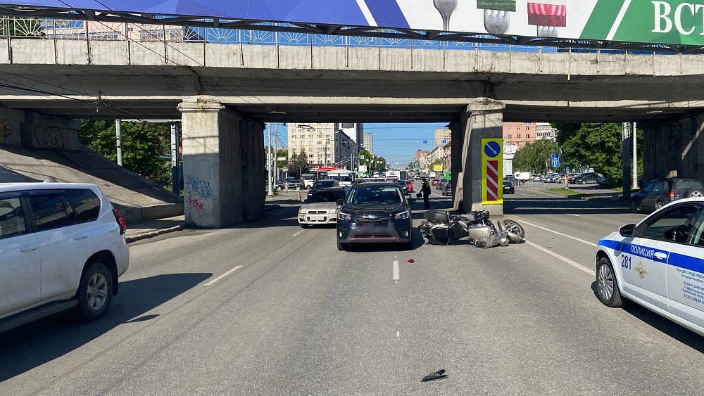 В Челябинске мотоцикл столкнулся с Subaru