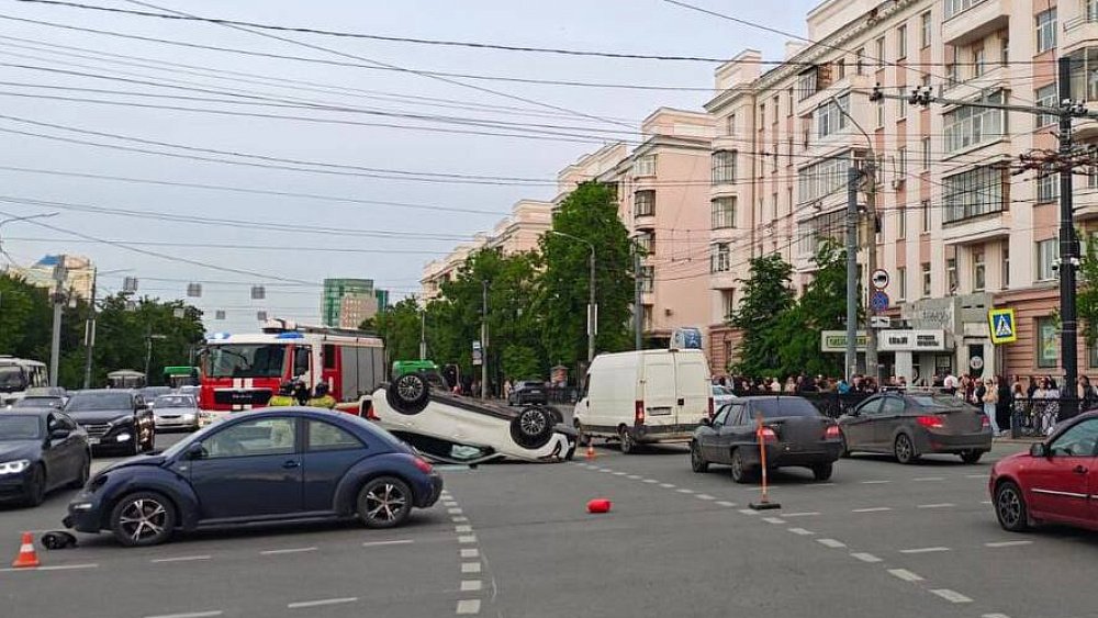 На перекрестке возле Алого поля после столкновения автомобиль перевернулся на крышу