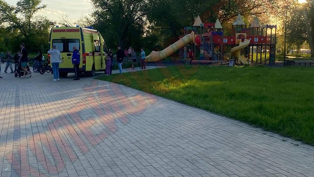 В Копейске трехлетний мальчик ударился головой, упав со сломанного игрового комплекса