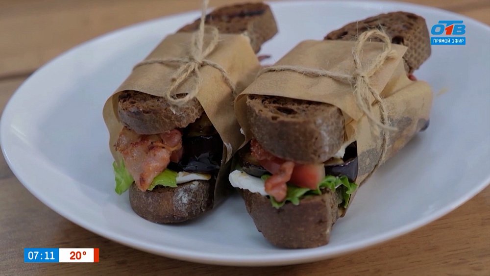 Сэндвич с баклажанами и беконом в рубрике «Завтрак с шеф-поваром»