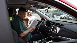 В Челябинске ветерану СВО вручили ключи от пятиместного кроссовера