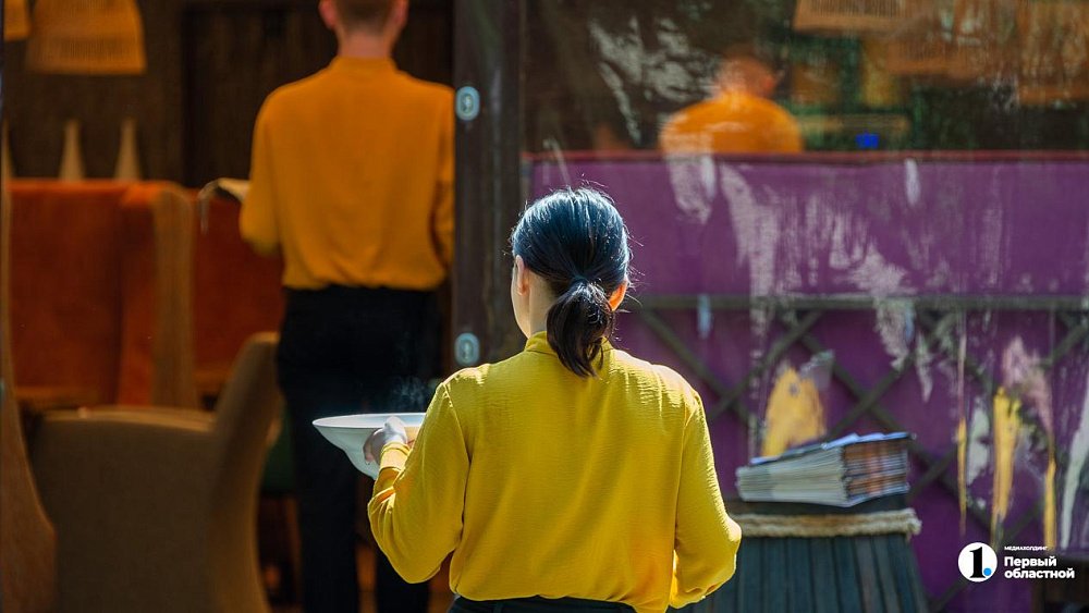 «Пришла подработать на лето, и затянуло» — официантка из Челябинска о плюсах и минусах работы