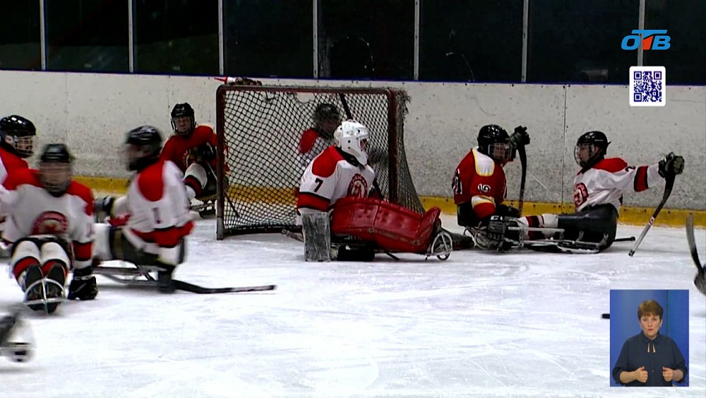 Команде по следж-хоккею подарили новые клюшки