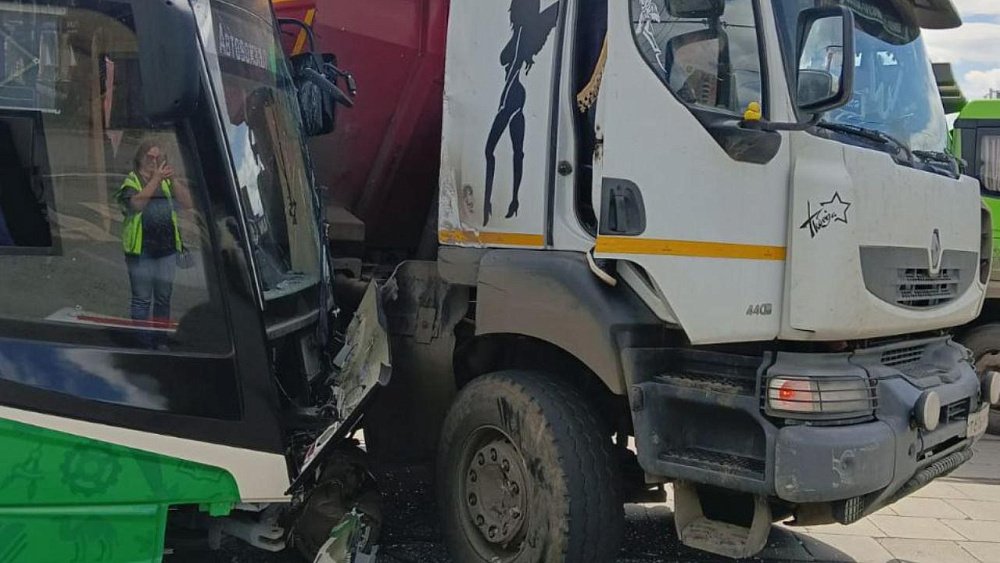 В Челябинске грузовик врезался в трамвай