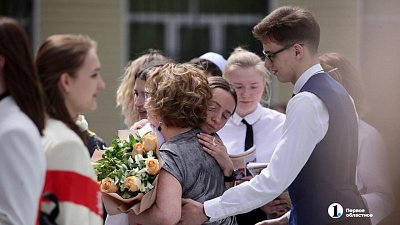 В канун последних звонков челябинцам рассказали, какие цветы правильно дарить учителям