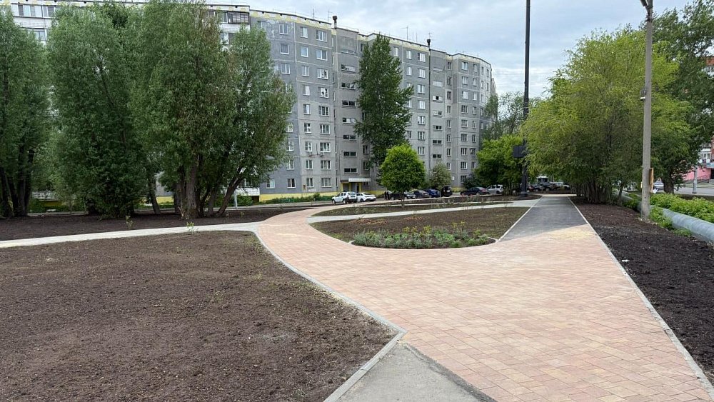 Незаконная стоянка в Ленинском районе Челябинска превратилась в благоустроенный сквер