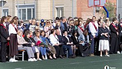 В школах Челябинской области прозвучали последние звонки