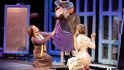 Челябинцам показали первый в России кукольный спектакль «Зойкина квартира»