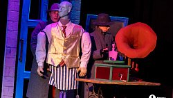 Челябинцам показали первый в России кукольный спектакль «Зойкина квартира»