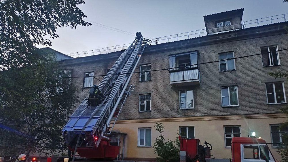 Женщина погибла в ночном пожаре в трехэтажном доме в Челябинске