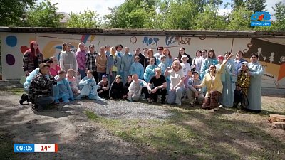 Родители и дети украсили школьный гараж в сюжете «Яркая школа»