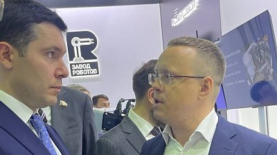 Министру промышленности и торговли РФ представили челябинских роботов