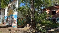 Власти Челябинска требуют снести развалины лыжной базы в городском бору