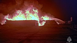 В Челябинске крупный пожар в промзоне уничтожил 12 автомобилей