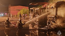 В Челябинске крупный пожар в промзоне уничтожил 12 автомобилей