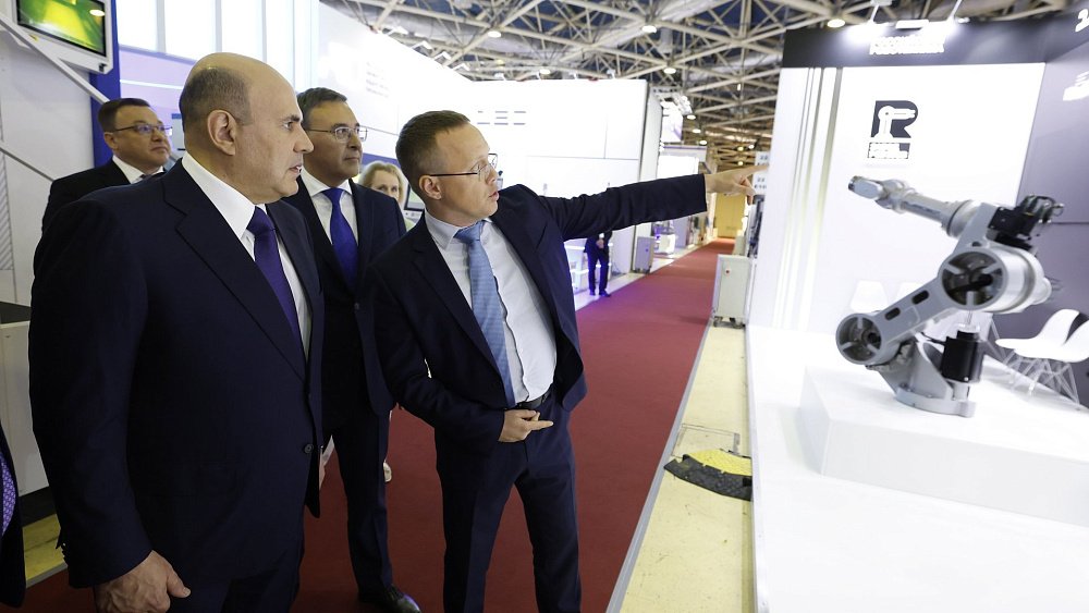 Челябинских роботов-манипуляторов оценил председатель правительства Михаил Мишустин