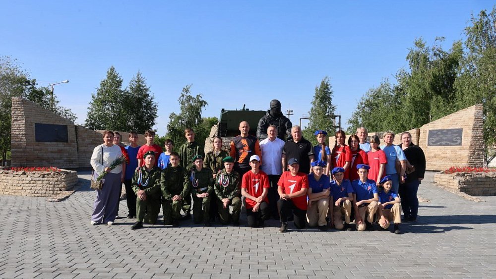 Уральский полпред возложил цветы к памятнику российскому воину в Троицке