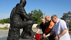 Уральский полпред возложил цветы к памятнику российскому воину в Троицке