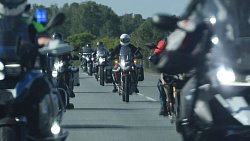 Уральский полпред возложил цветы к памятнику российскому воину в Троицке