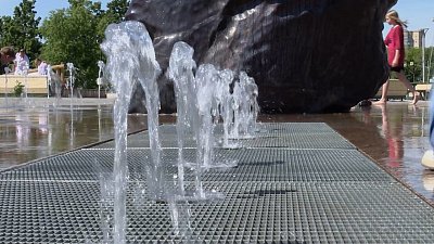 Челябинцы спасаются от жары в фонтанах