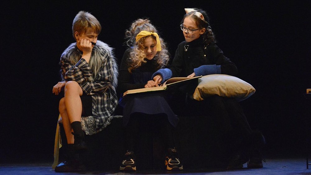 На сцену Камерного театра в Челябинске вышли победившие онкологию дети