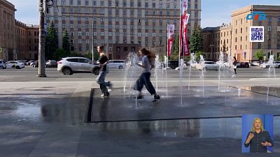 Как жители Челябинска охлаждаются у фонтанов?