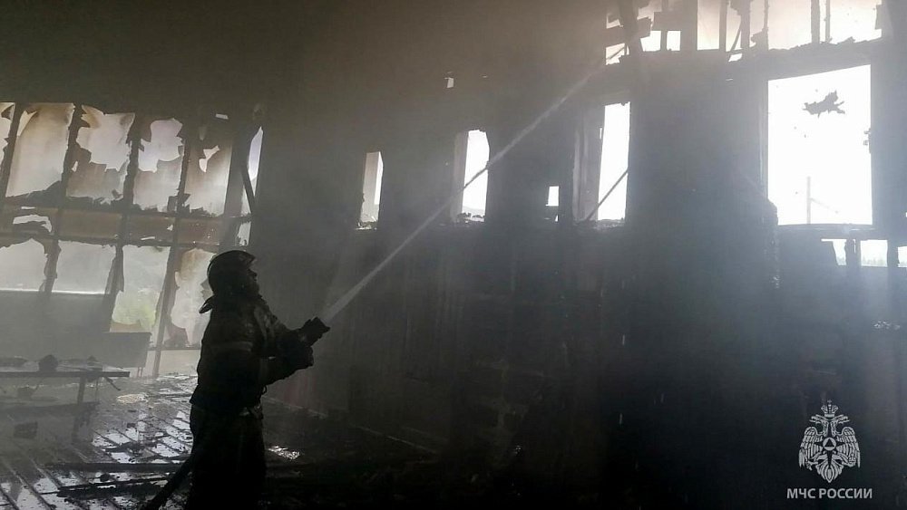 На Тургояке загорелся трехэтажный частный дом