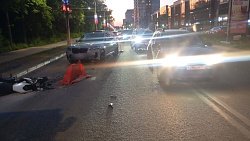 Мотоциклиста увезли в больницу после тройного ДТП в Челябинске