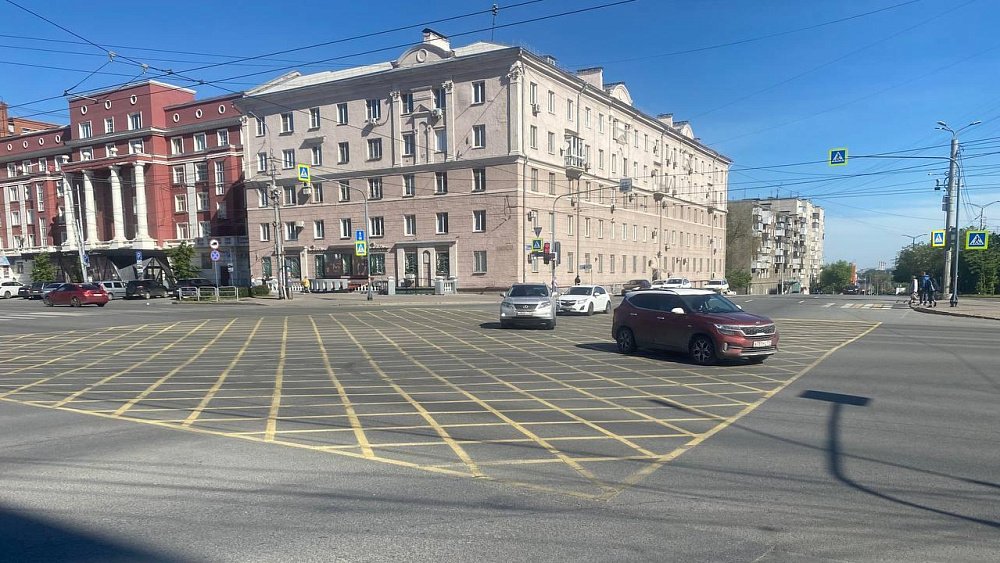 На ключевых перекрестках Челябинска к 2026 году появится спецразметка