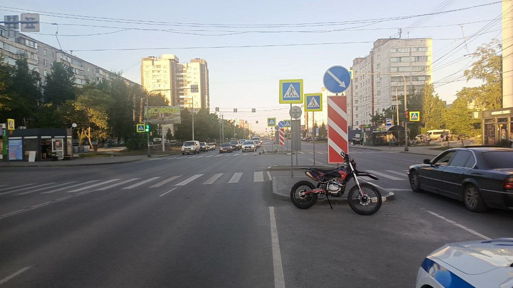 На северо-западе Челябинска мотоциклист сбил пешехода с электросамокатом