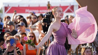 В селе Париж под сводами Эйфелевой башни прошел показ мод