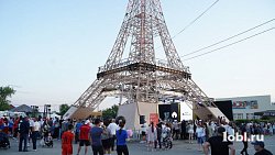 В селе Париж под сводами Эйфелевой башни прошел показ мод