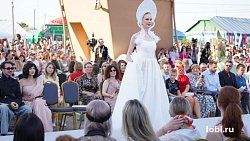 В селе Париж под сводами Эйфелевой башни прошел показ мод