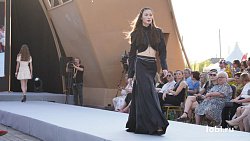 В селе Париж под сводами Эйфелевой башни прошел показ мод