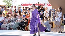 В селе Париж под сводами Эйфелевой башни прошел показ мод