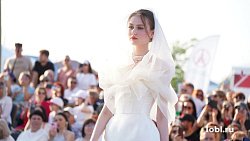 В селе Париж под сводами Эйфелевой башни прошел показ мод