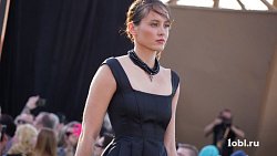 В селе Париж под сводами Эйфелевой башни прошел показ мод