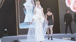 В селе Париж под сводами Эйфелевой башни прошел показ мод