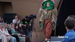 В селе Париж под сводами Эйфелевой башни прошел показ мод